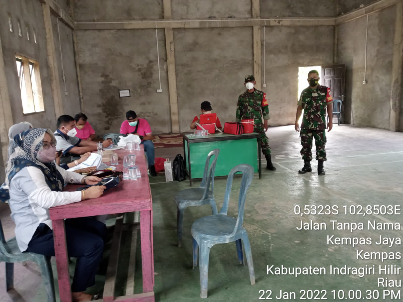 Terus Berlanjut, Babinsa Koramil 03/Tempuling Berikan Pendampingan Vaksinasi Covid-19 di Desa Teluk 