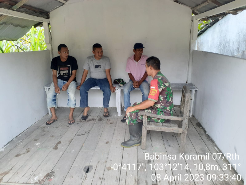 Koramil 07/Reteh, Pelda Nofiandi Saling Berikan Informasi di Wilayah Binaan