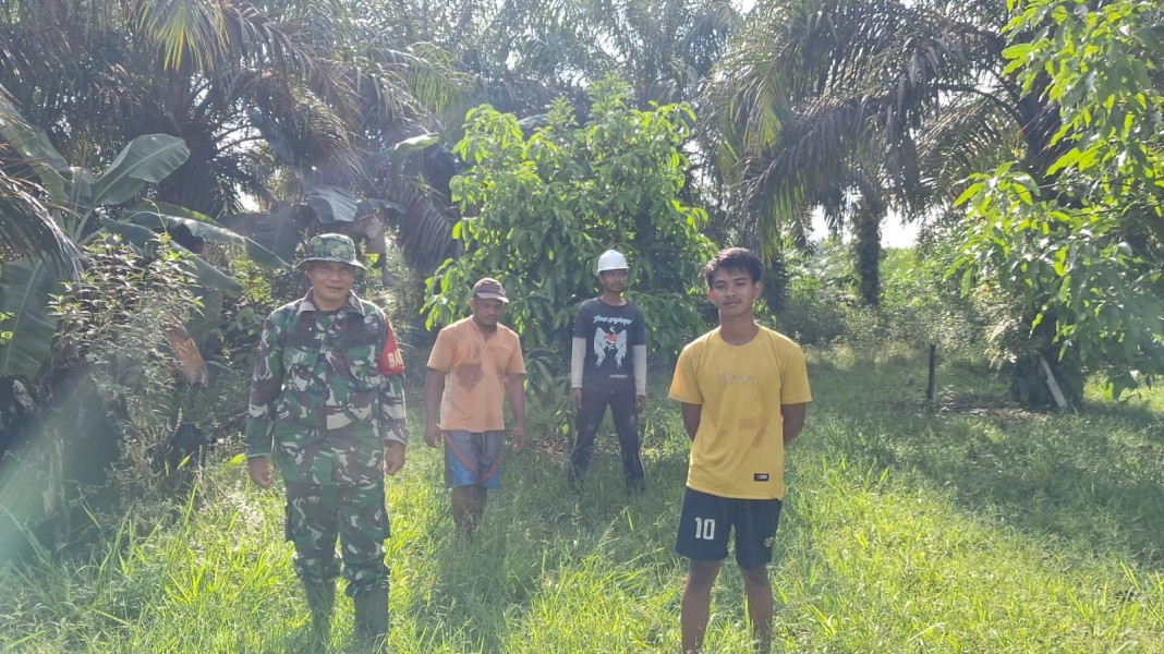 Babinsa Koramil 03/Tempuling Patroli Tapal Batas di Bayas Jaya Situasi Aman dan Terkendali
