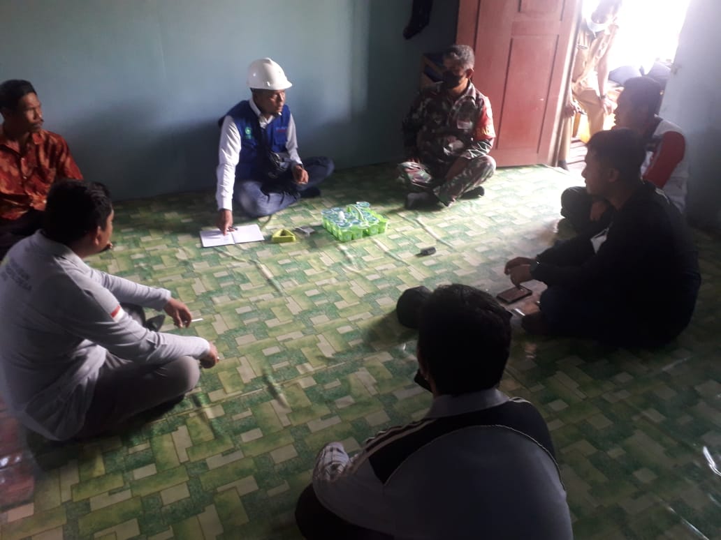 Babinsa 04/Kuindra Komsos Sekaligus Dampingi Petugas PLN