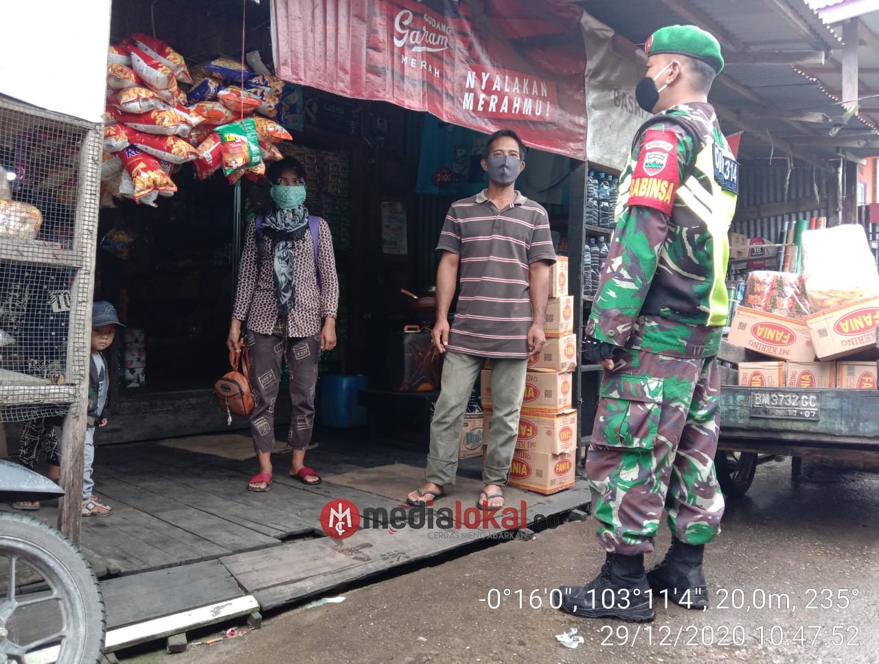 Babinsa Koramil 12/Batang Tuaka Lakukan Sosialisasi Protkes di Pasar