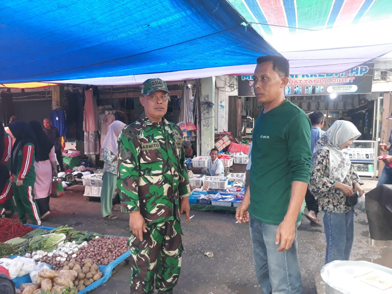 Babinsa Koramil 05/Gas Serma Sasmito Melaksanakan Giat Patroli di Pasar Mingguan Dengan Warga