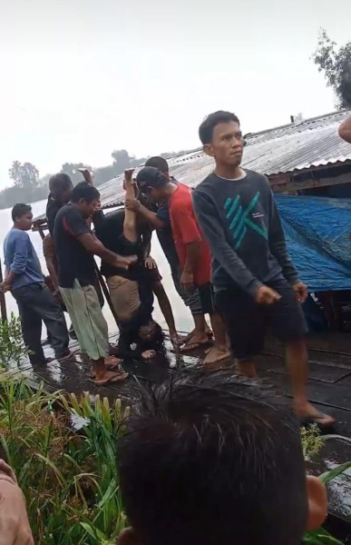 Babinsa Serda Ramli Bantu Evakuasi Penemuan Mayat di Tepi Sungai Pelabuhan Perhubungan Pulau Kecil dan Mekar Sari