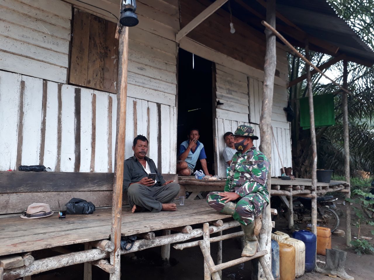 Sambil Komsos Satgas TMMD ke-110 Kodim 0313 KPR Sosialisasikan Bahaya karlahut 