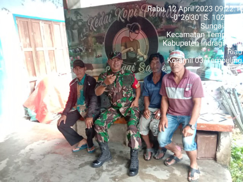 Babinsa 03/Tpl Lakukan Komsos Dengan Tukang Ojek Dipasar Sungai Salak