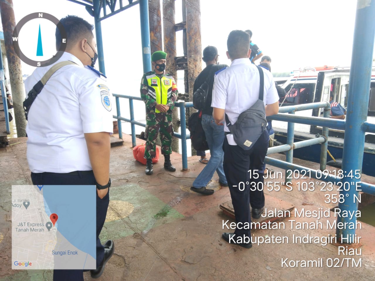 Babinsa 02/Tanah Merah Rutin Tegakkan Protokol Kesehatan Ingatkan 5M