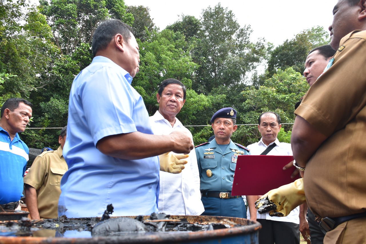 DANLANTAMAL IV Bersama Plt Gubernur Provinsi Kepri Tinjau Limba Minyak Hitam Di Lagoi
