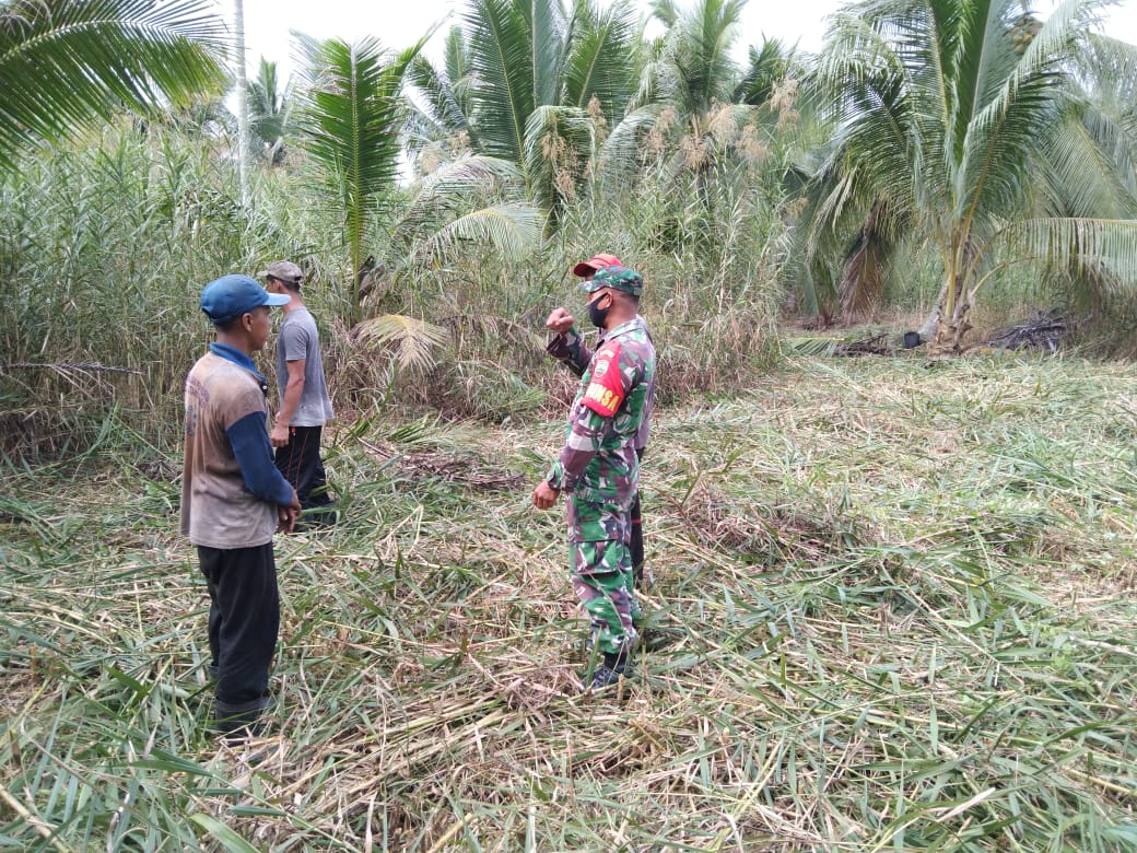 Babinsa Serda Safrijon Bersama Masyarakat Lakukan Patroli Karhutla di Sungai Dusun