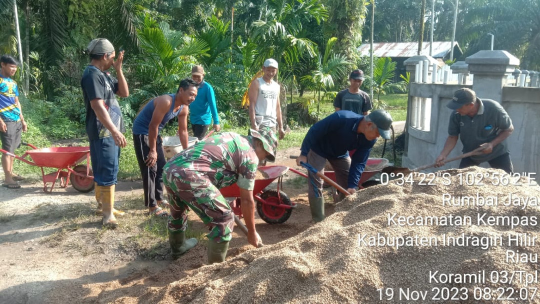 Bergerak Bersama Rakyat, Babinsa 03/Tpl Sertu Mardia Gotong Royong Timbun Jalan Berlubang