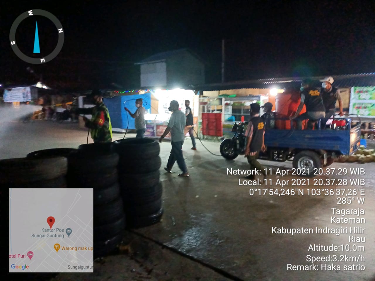 Babinsa Bersama Tim Lakukan Penyemprotan Disinfektan di Kelurahan Tagaraja