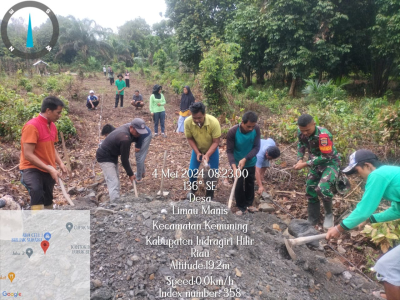 Babinsa Koramil 09/Kemuning Giat Goro Untuk Memperbaiki Jalan TPU Simpang Tiga