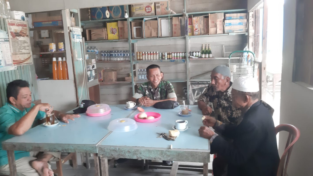 Dekat dengan Masyarakat, Babinsa Koramil 07/Reteh Berikan Motivasi