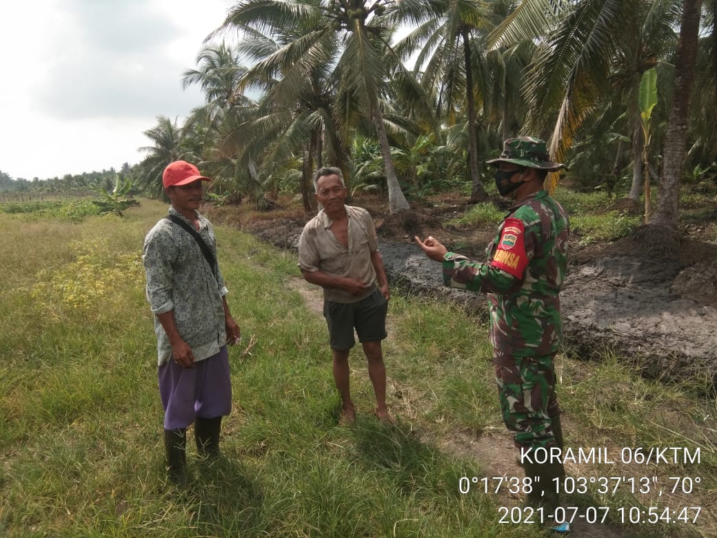 Serda Lendi Piter S Bersama Warga Patroli Karhutla di Kelurahan BSG