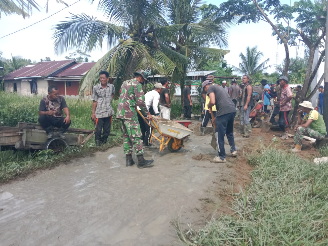Perbaiki Jalan yang Berlubang, Babinsa 04/Kuindra Goro Bersama Masyarakat