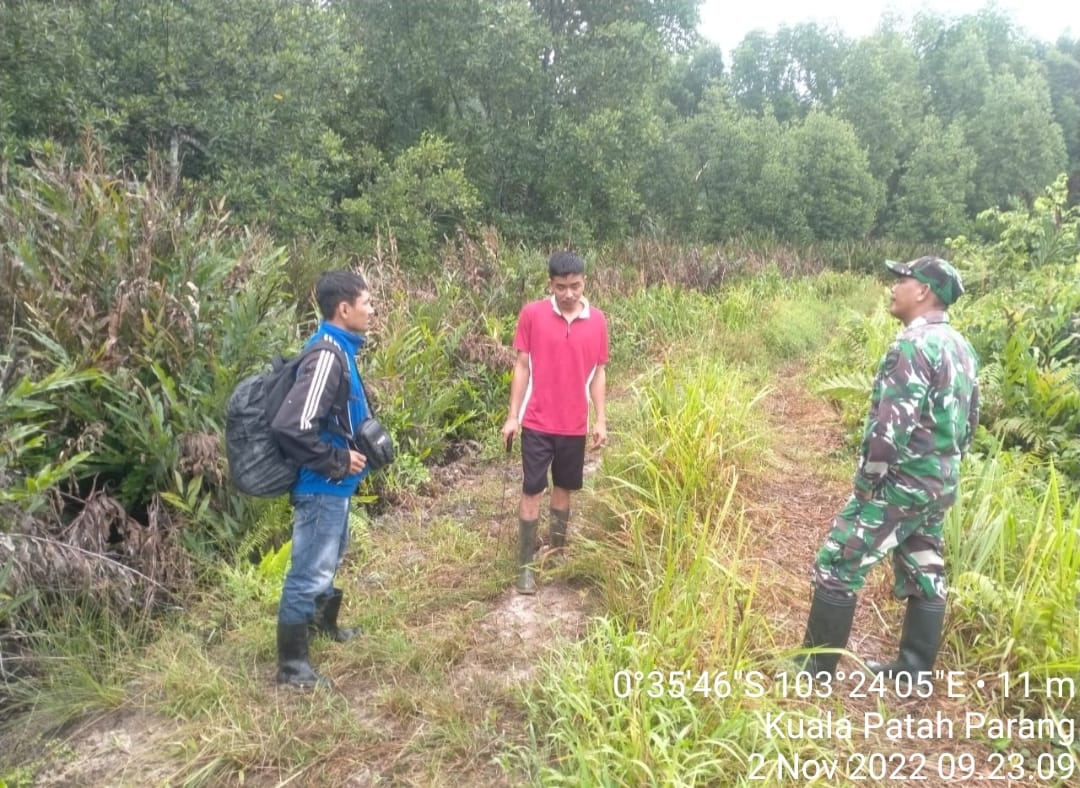 Patroli Karlahut Oleh Babinsa Koramil 07/Reteh di Desa Kuala Patah Parang