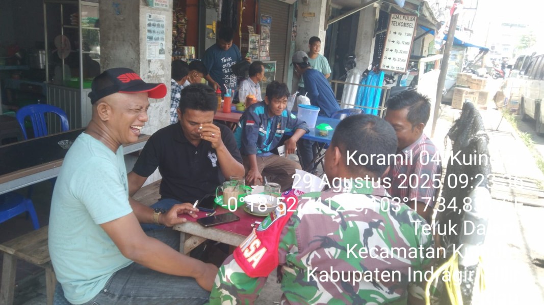 Komsos dengan Warga di Desa Teluk Dalam, Serda Erwin Savitri Perkuat Hubungan