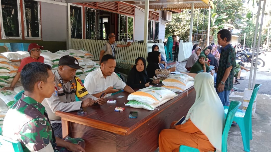 Babinsa Koramil 07/Reteh Rutin Laksanakan Komsos dengan Masyarakat Desa Pesenggrahan