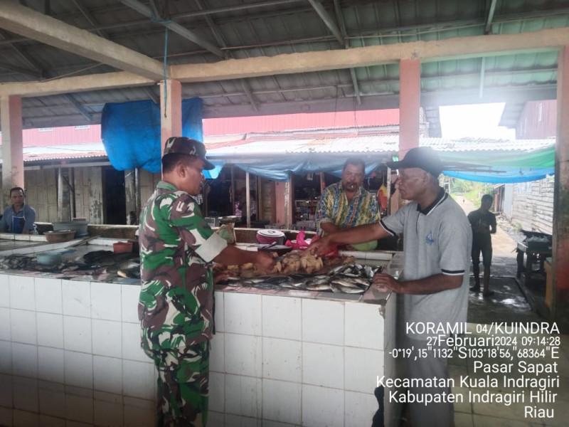 Ciptakan Suasana Harmonis, Babinsa Koramil 04/Kuindra Terus Jaga Kestabilan Harga Sembako