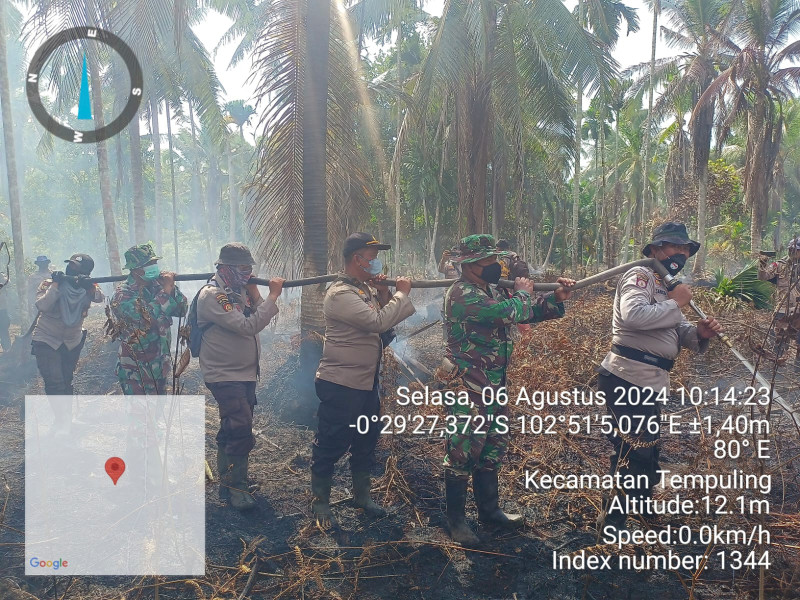 Padamkan Kebakaran Lahan Di Desa Teluk Kiambang, Babinsa Koramil 03/Tpl Imbau Warga Tidak Membuka Lahan Dengan Cara Membakar