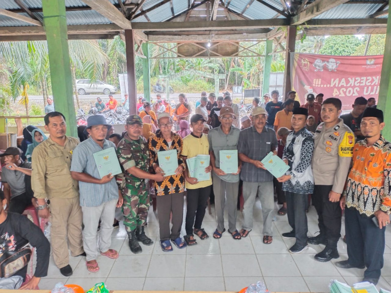 Babinsa Nusantara Jaya Dampingi Pembagian Sertifikat Tanah Dari BPN PTSL