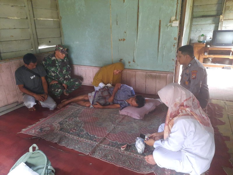 Babinsa Koramil 03/Tempuling Dampingi Nakes Berikan Layanan Kesehatan bagi ODGJ