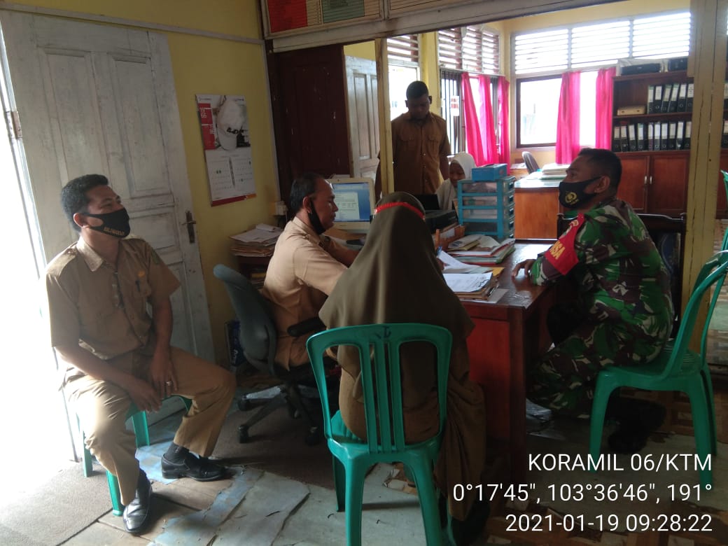 Bahas Tentang Vaksin, Serda Lendi Piter S Lakukan Komsos dengan Aparat Kelurahan