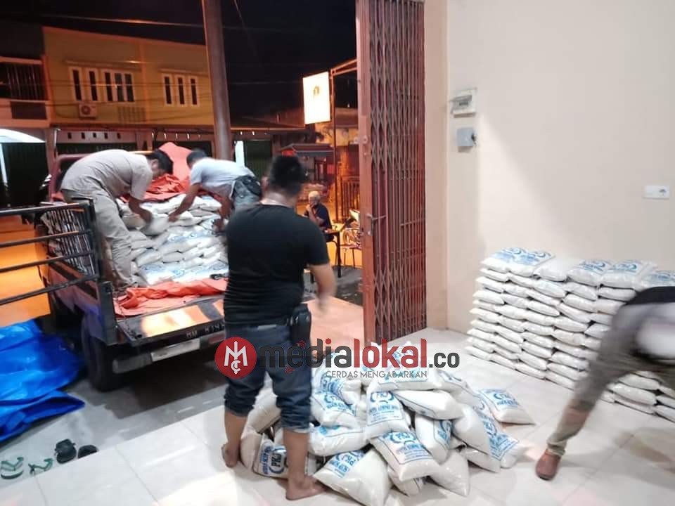 Anggota DPRD Inhil Fraksi Golkar Salurkan Bantuan 2 Ton Beras Kepada Warga Terdampak Corona di Enok