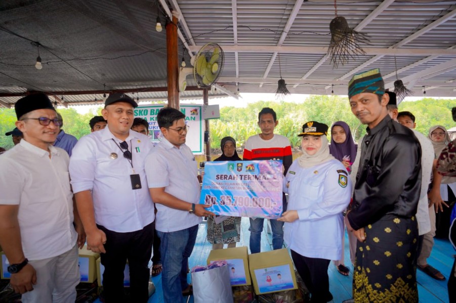 Donasi 35,7 Juta LAMR Bukit Batu Diserahkan Bupati Bengkalis Kepada Korban Bencana Kebakaran
