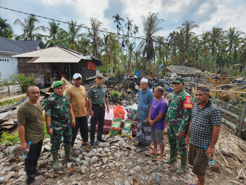 Ringankan Beban Korban Kebakaran, Danramil 10/Pelangiran Berikan Bantuan Sembako