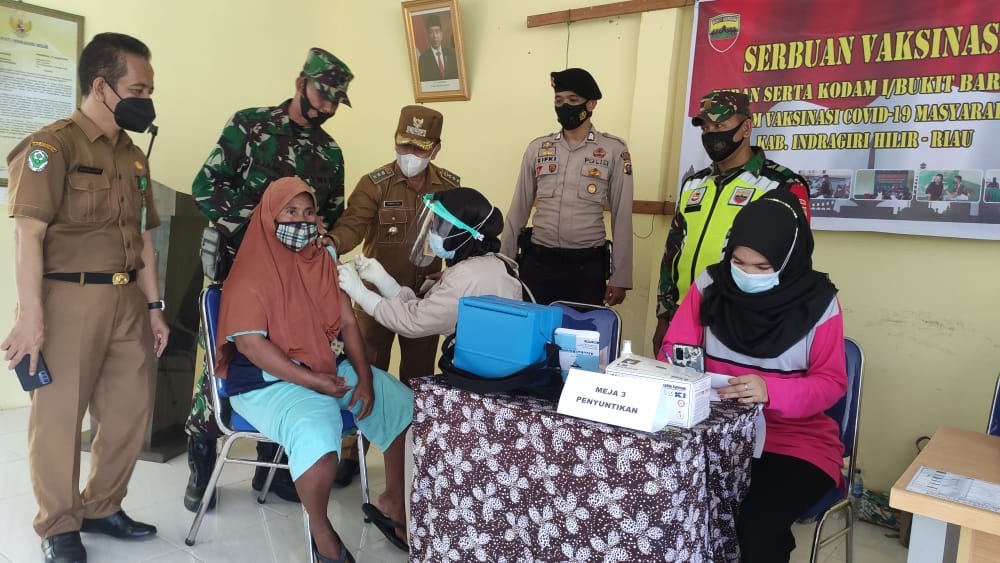 Serbuan Vaksin Sinovac di Concong, Danramil 04/Kuindra Tinjau Langsung Pelaksanaan