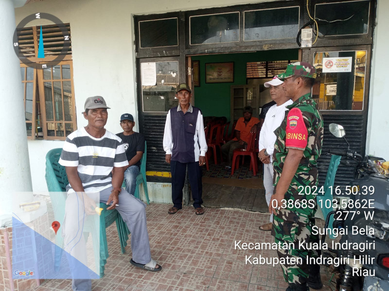 Dengan Komsos, Babinsa Koramil 04/Kuindra Jaga Kamtibmas di Desa Binaan