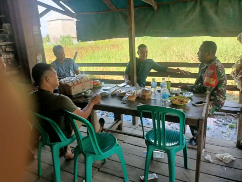 Komsos Babinsa Koramil 07/Reteh: Mengingatkan Pentingnya Kewaspadaan Pasca Hujan