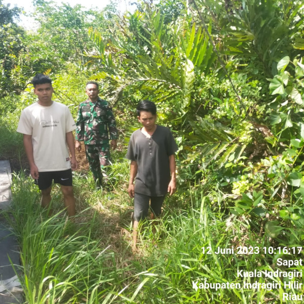 Babinsa Koramil 04/Kuindra Cegah Kebakaran Melalui Patroli Rutin di Wilayah Binaan