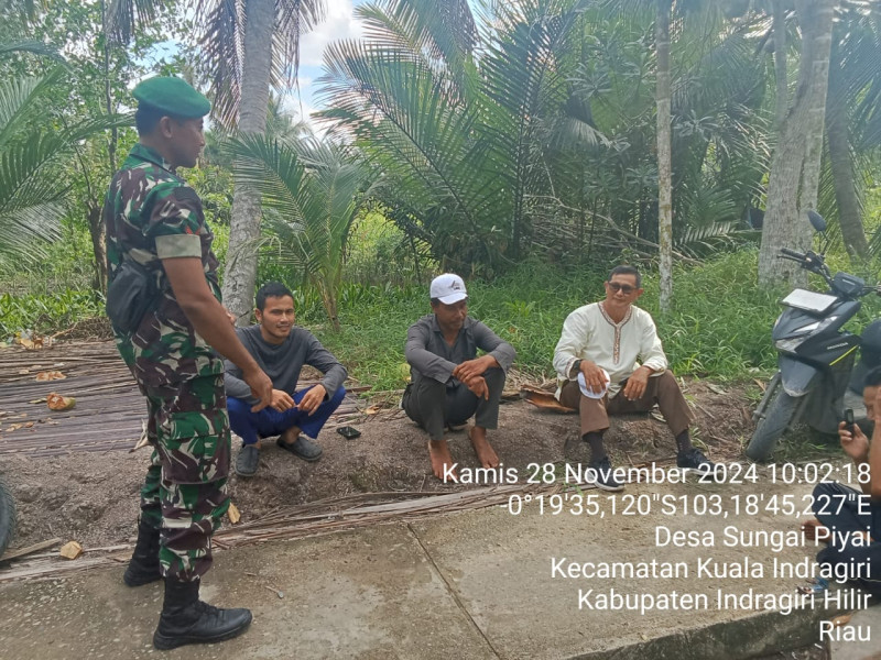 Dengan Komsos, Babinsa Koramil 04/Kuindra Jalin Tali Persaudaraan Antar Sesama