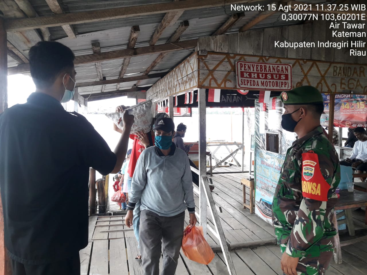 Babinsa Serda E Zalukhu Bersama Satgas Air Tawar Laksanakan Disiplin Protokol Kesehatan 