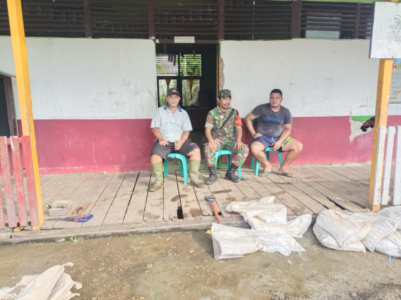 Babinsa Koramil 03/Tpl Koptu RH Tambunan Komsos Dengan Pekerja Bangunan