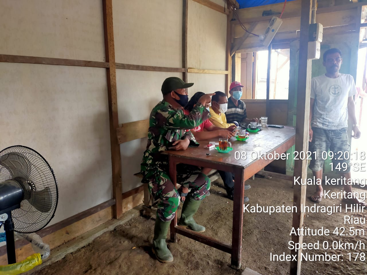Lewat Komsos, Babinsa Koramil 09/Kemuning Himbau Protokol Kesehatan Kepada Warga di Warung Kopi