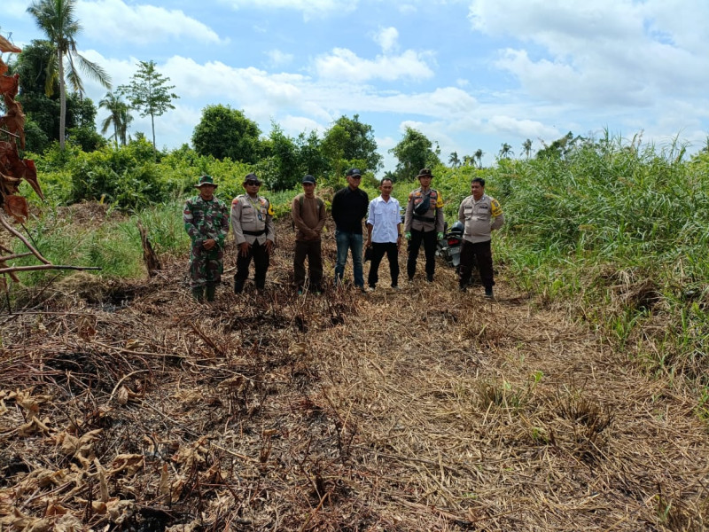 Babinsa Koramil 07/Reteh Gelar Patroli Karhutla Bersama Masyarakat