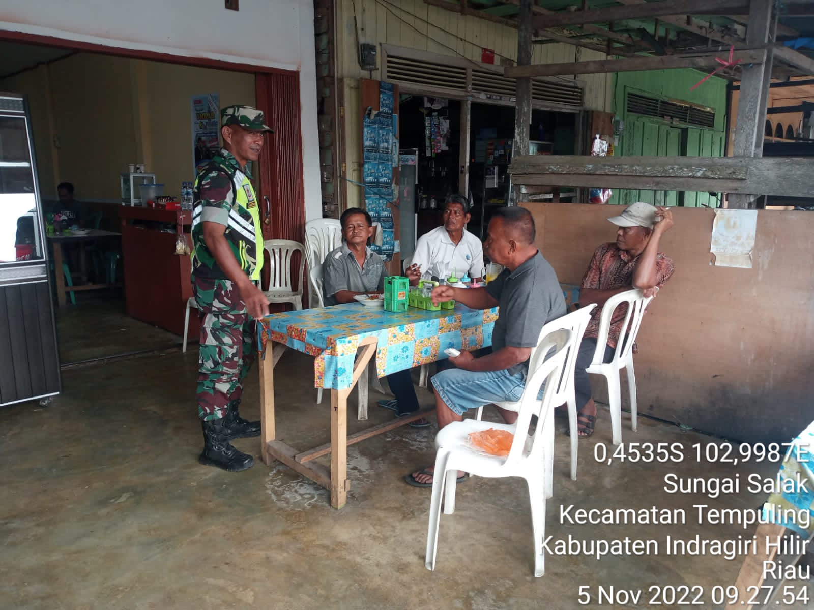 Sambil Patroli Wilayah, Babinsa 03/Tpl Berbincang Santai Dengan Warga Binaan