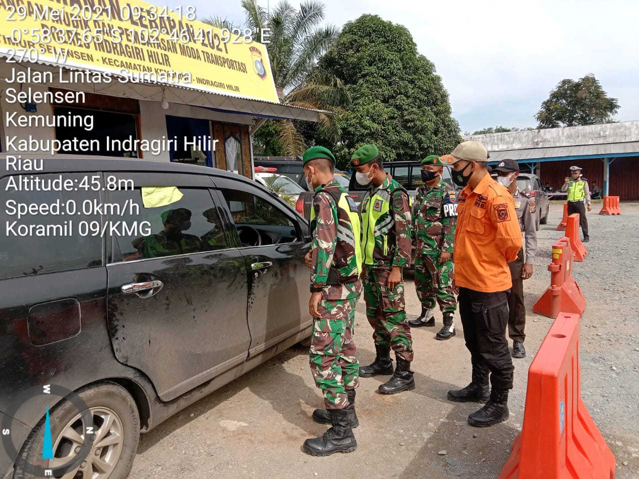 Koramil 09/Kemuning Rutin Lakukan Penegakan Prokes di Pos Penyekatan