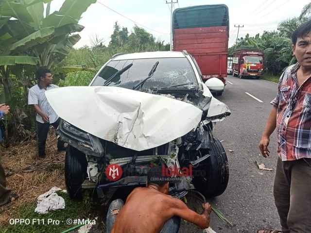 Anggota DPRD Inhil Kecelakaan di Tempuling, Bagian Depan Mobil Hancur