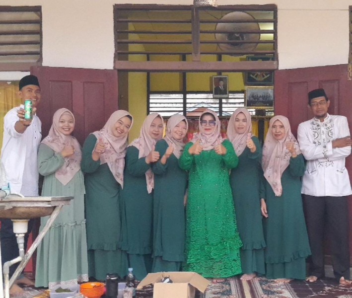 Pererat Tali Silahturrahmi, SD Negeri 003 Pulau Kijang Berbagi Takjil dan Berbuka Puasa Bersama