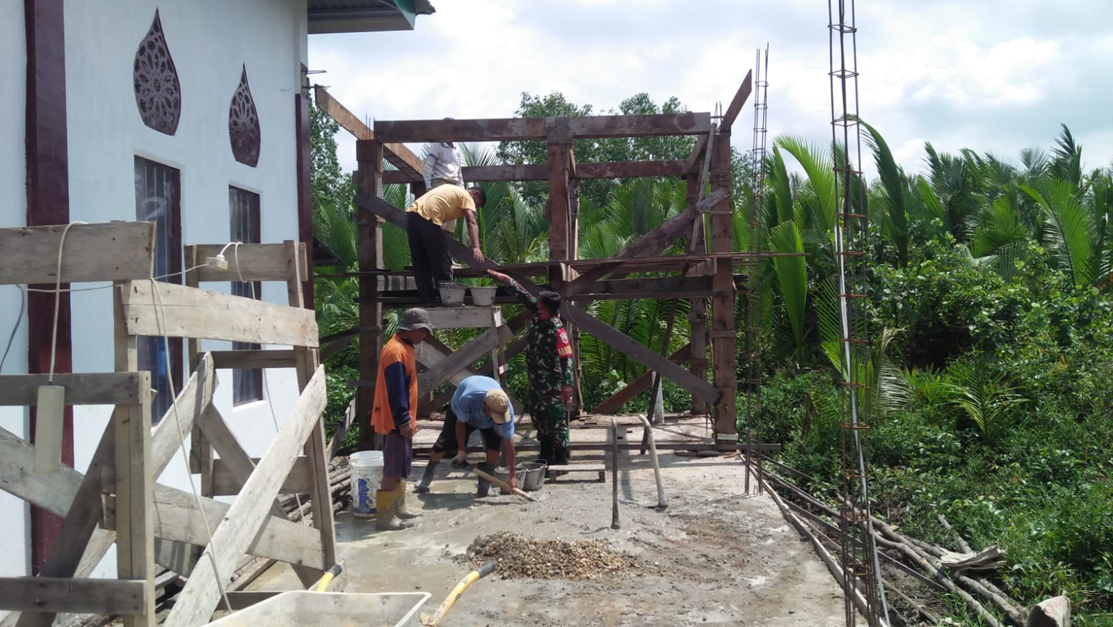 Demi Kenyamanan Bersama, Serda Ilyas Lakukan Goro Bersama Warga Pengurus Musalla