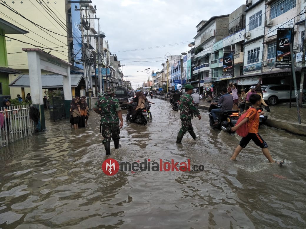 Personil Kodim 0314/Inhil Siaga Ayomi Masyarakat Ditengah Kepungan Banjir