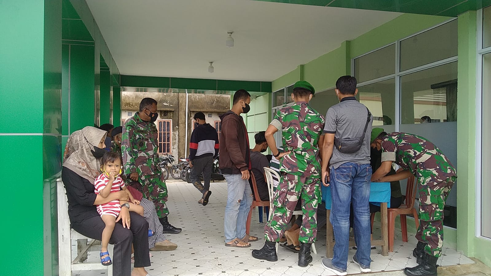 Tak Kenal Lelah, Personil Kodim 0314/Inhil Beri Imbauan dan Sosialisasi Vaksinasi