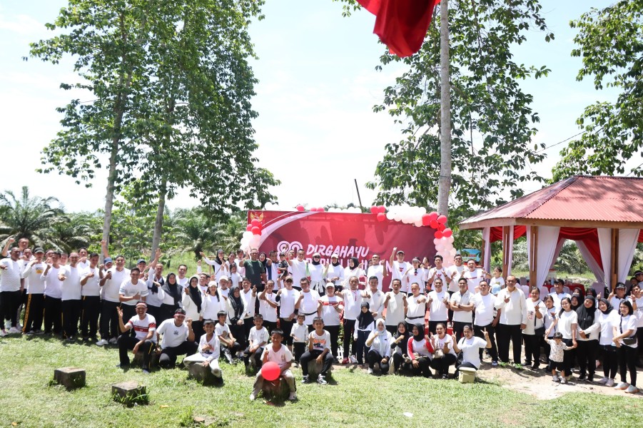 Kebersamaan Polres Rohil dan Masyarakat Warnai Peringatan HUT RI ke-80 Kebersamaan Polres Rohil dan Masyarakat Warnai Peringatan HUT RI ke-80