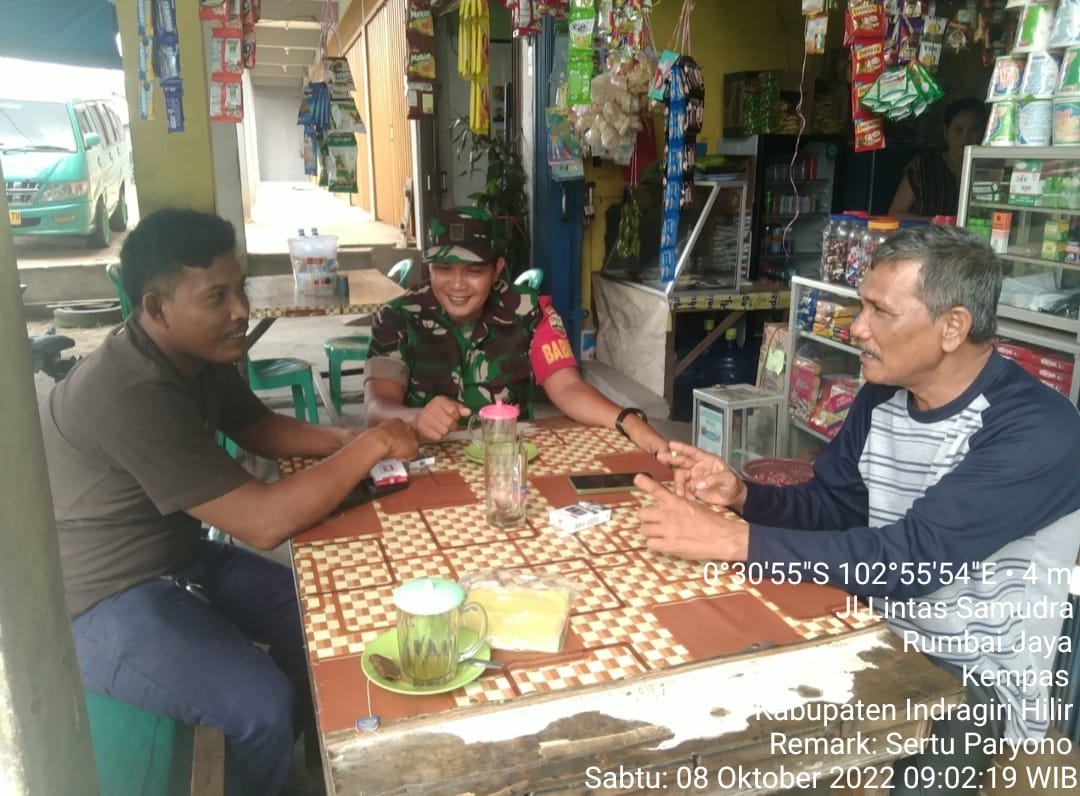 Babinsa Sertu Paryono Komsos Dengan Pedagang Sembako