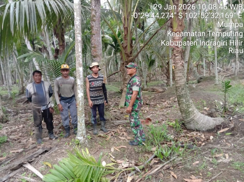 Babinsa Koramil 03/Tpl bersama warga mengatasi karhutla melalui patroli tapal batas
