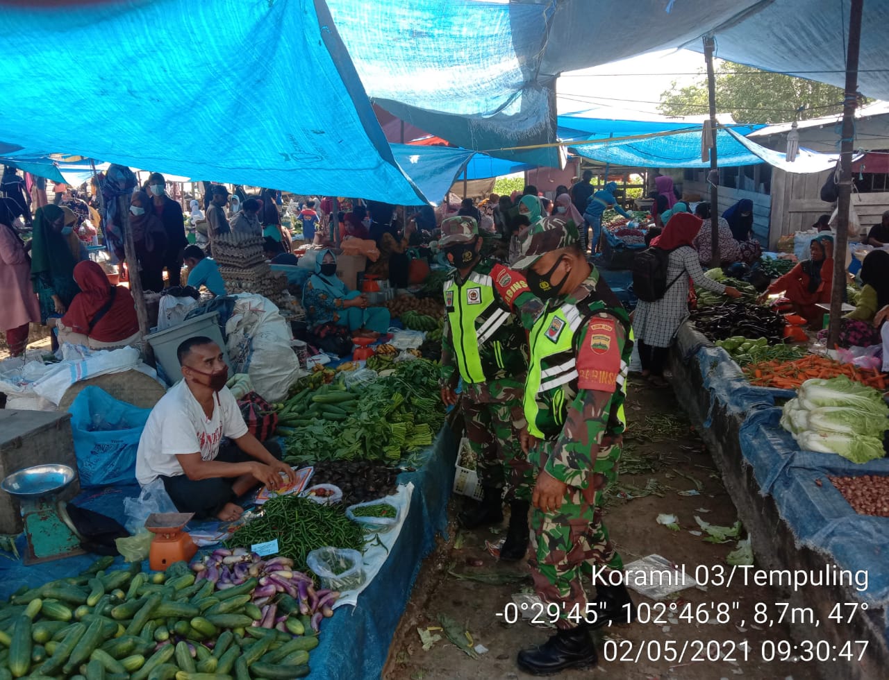 Tak Kenal Hari Libur, Personil Koramil 03/Tempuling Tetap Semangat Beri Himbauan Penerapan Protkes 