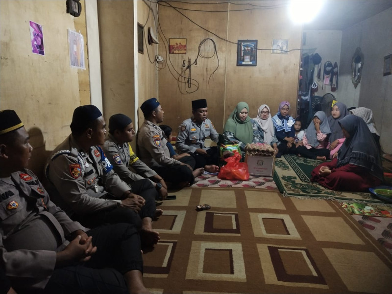 Pemberian Santunan Kepada Keluarga Alm. Bripka Junaidi Yang Dipimpin Kapolsek Gaung